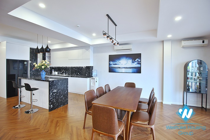 Renovated and lake view 3 beds apartment for rent in Xuan Dieu st, Tay Ho